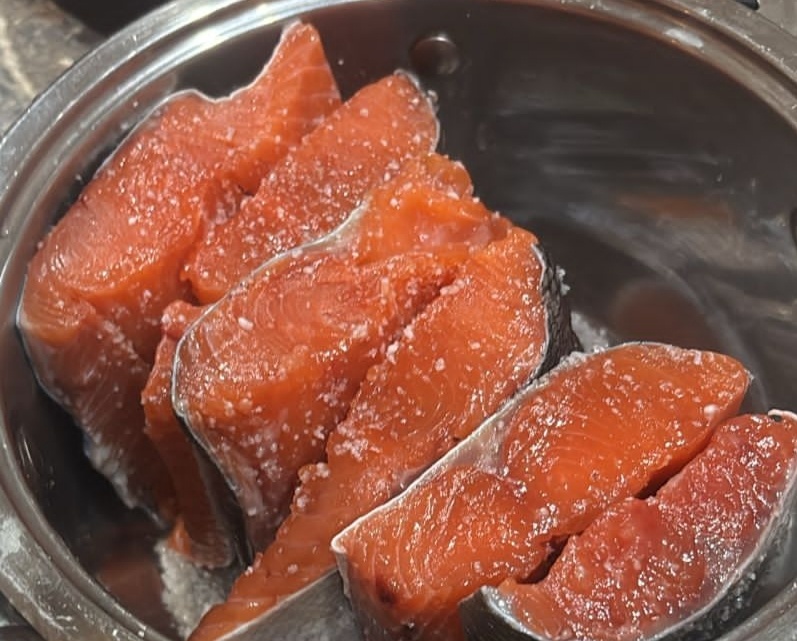 Кусочки уже в смеси соли и сахара, осталось только сложить в контейнер для засолки