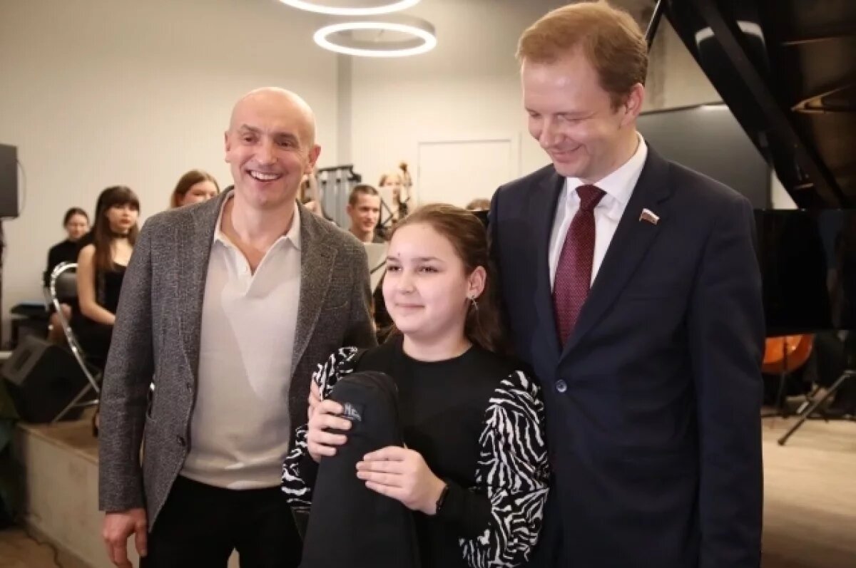    Алексей Говырин подарил детям домры и флейты