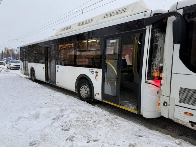    Два автобуса столкнулись в Кирове, пострадали пассажиры