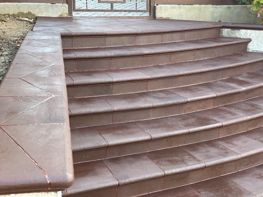 Крыльцо, отделанное из ППК от WeEco