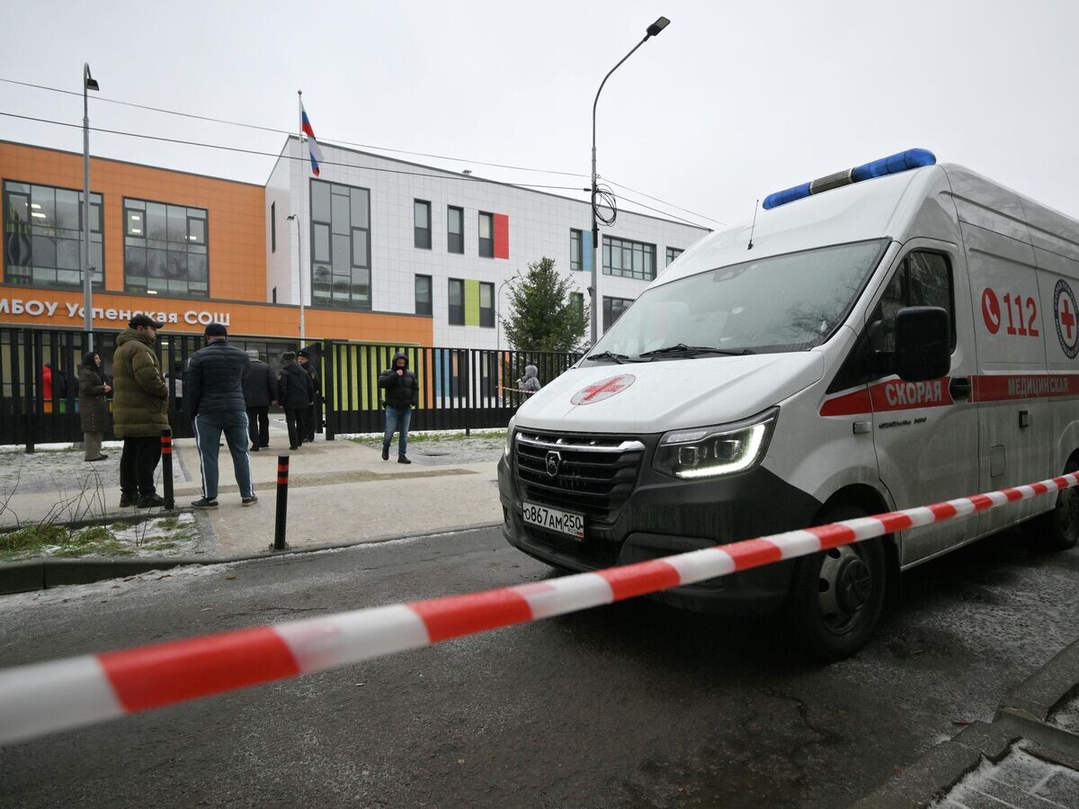    Автомобиль скорой помощи возле Успенской школы в поселке Горки-2 Московской области | © РИА Новости / Юрий Кочетков