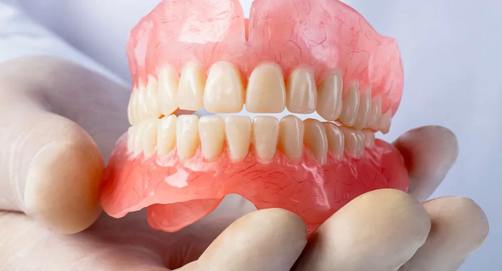 Протезы «на присоске» — миф или надёжная фиксация? Объясняет доктор Фадин