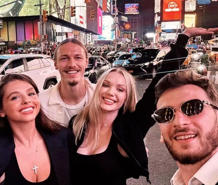 Матвей Сафонов и Хвича Кварацхелия и их девушки. Фото: football24.ru
