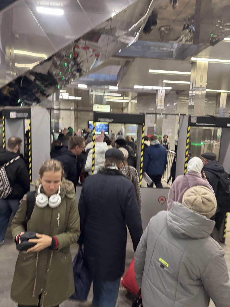 Потоки смешались, очередь и давка. Ошибки в проектировании всегда находят своё отражение в реальности.