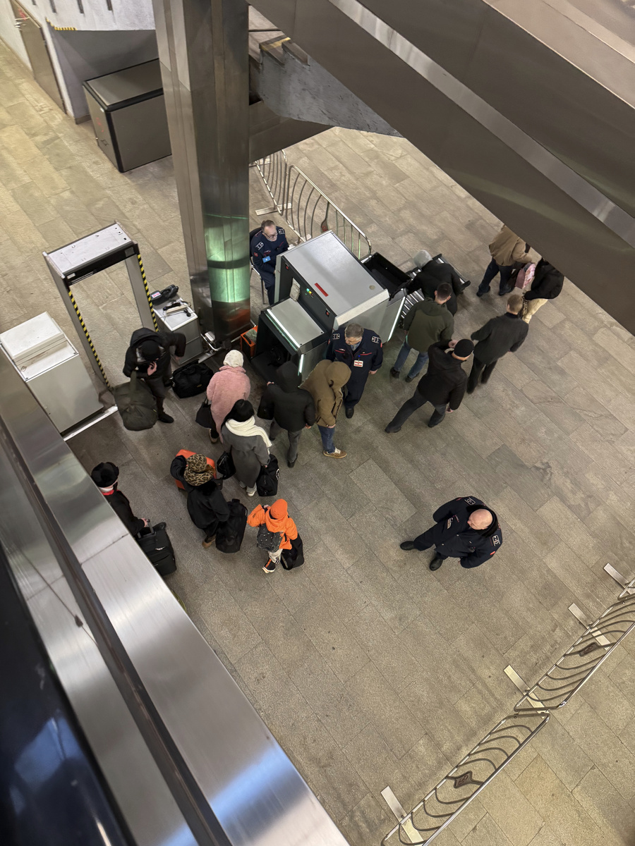 Ещё один поезд и моментально образуется очередь