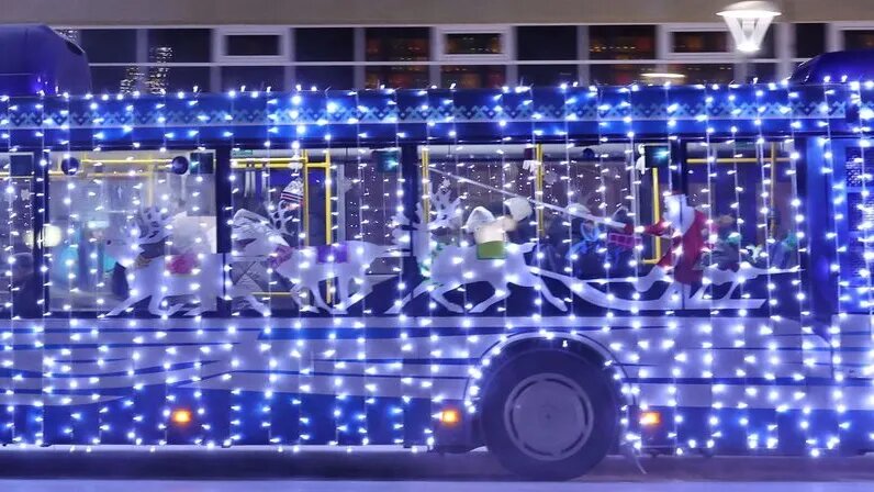    Новогодний декор надымских автобусов создает праздничную атмосферу в городе