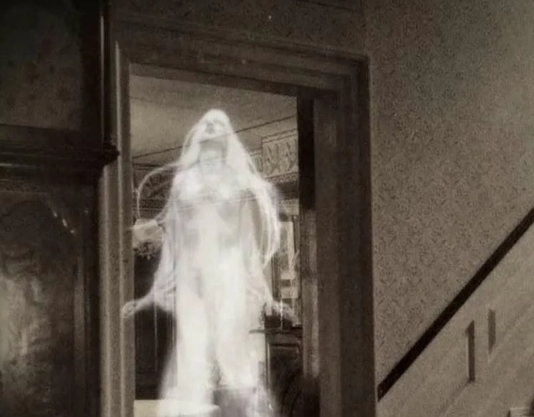 призрак женщины у порога