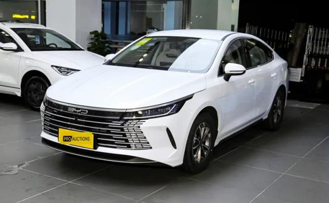 "Ненародный АвтоВАЗ". Китайцы показали, какую машину за 800.000 рублей они предлагают по цене нашей "Гранты" на "веслах"