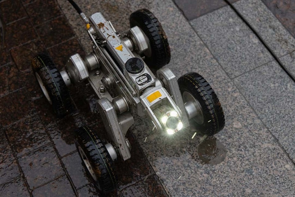    Устройства-помощников оснастили четырьмя колесами и видеокамерой. Фото: Смольный