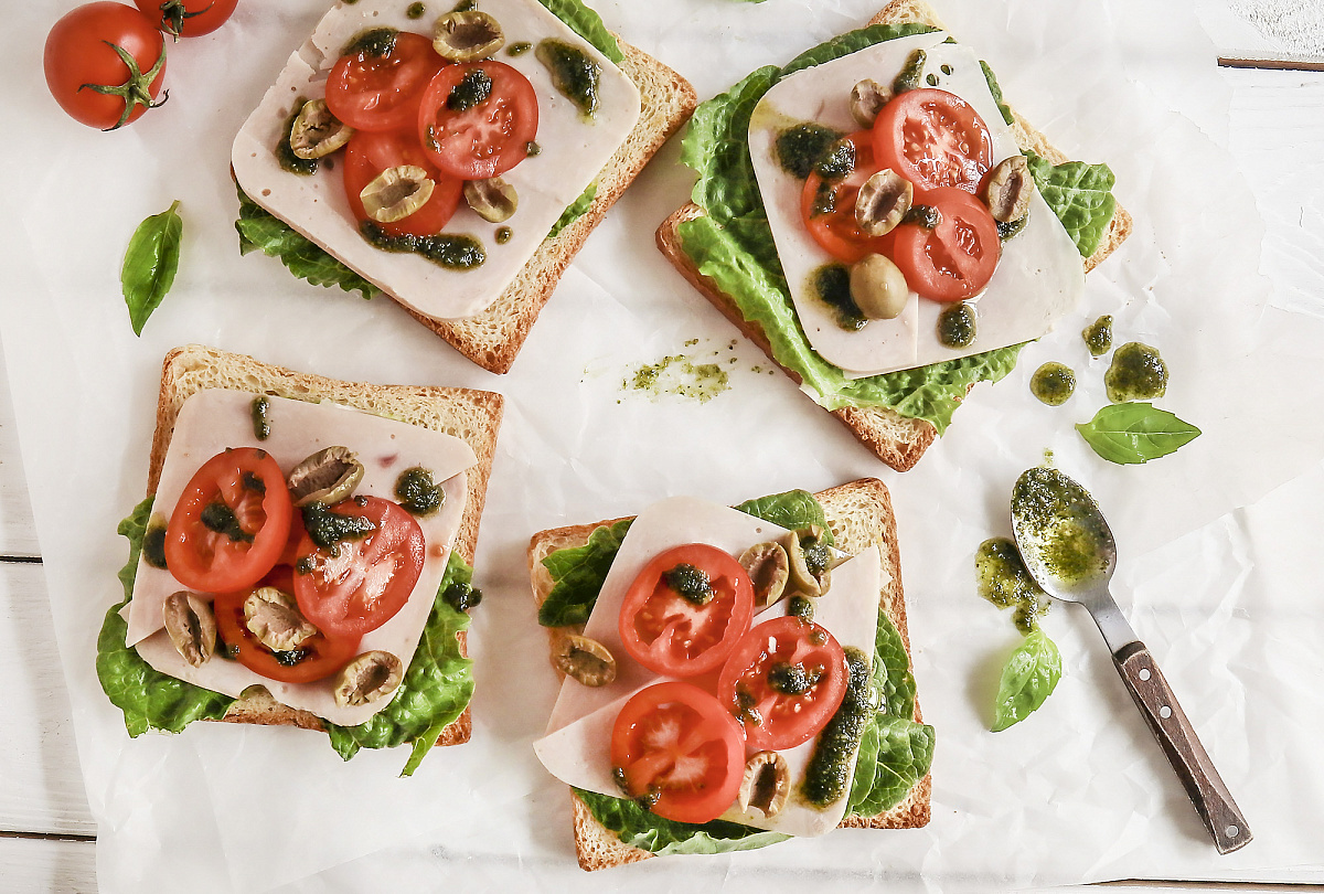 Тосты с ветчиной из индейки, помидорами и соусом Песто