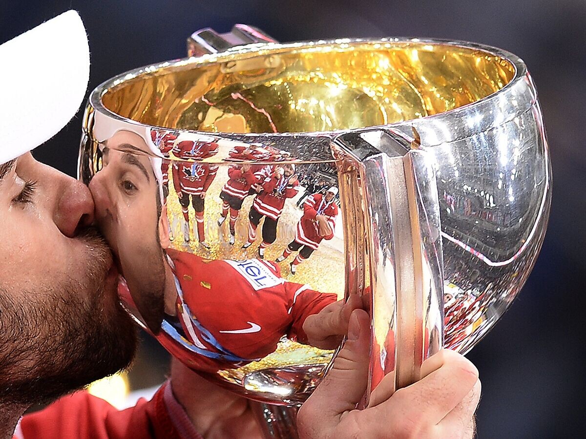    Игроки сборной Канады на церемонии награждения чемпионата мира по хоккею | © РИА Новости / Рамиль Ситдиков