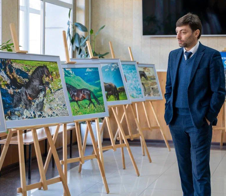 В фойе главного корпуса СКГА была развернута тематическая выставка