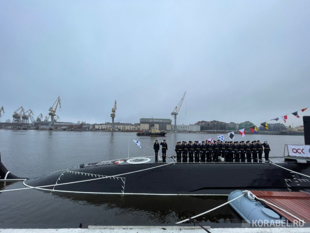 На подводной лодке "Великие Луки" проекта 677 поднят Андреевский флаг / Фото: Корабел.Ру  📷
