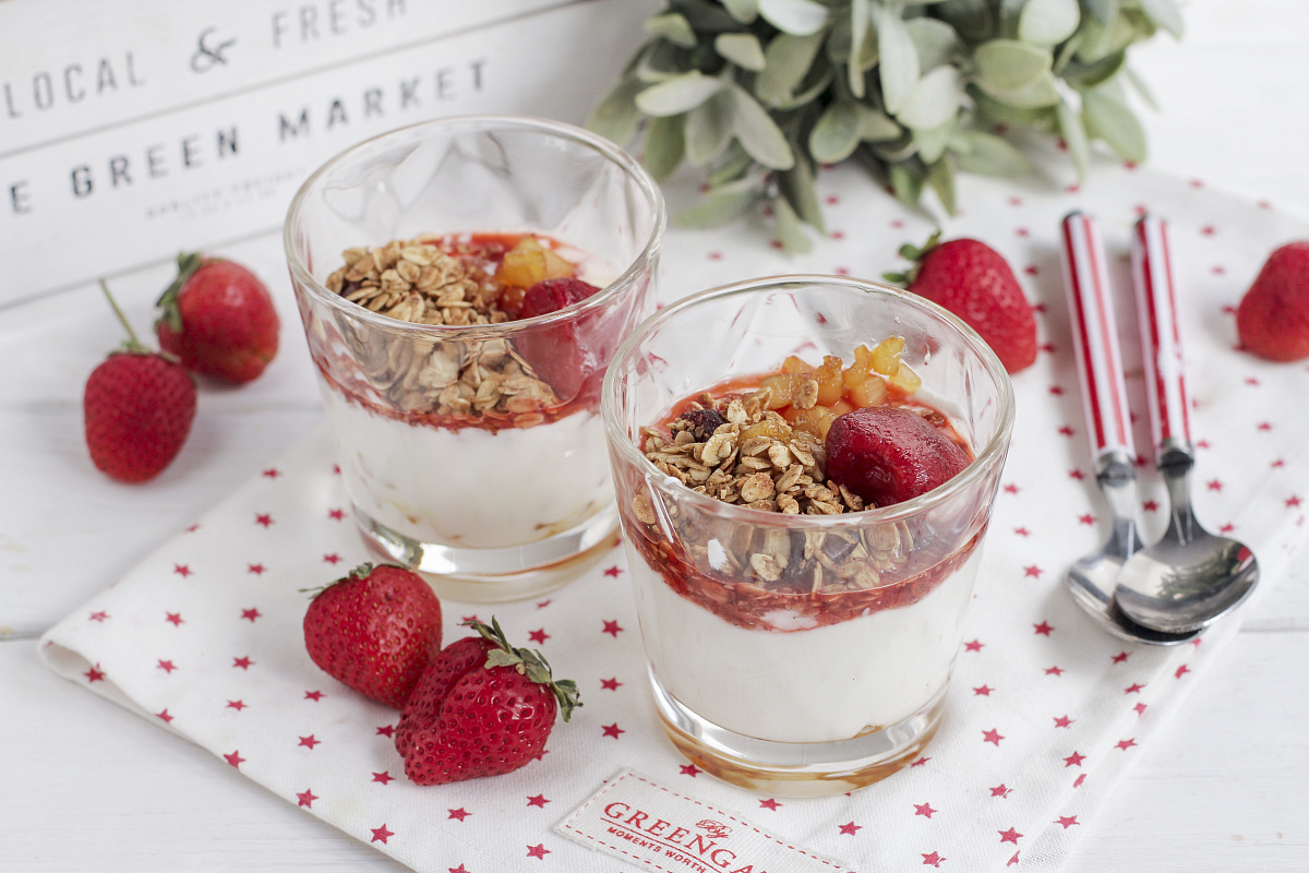 Греческий йогурт с тропической гранолой, клубникой и ананасом