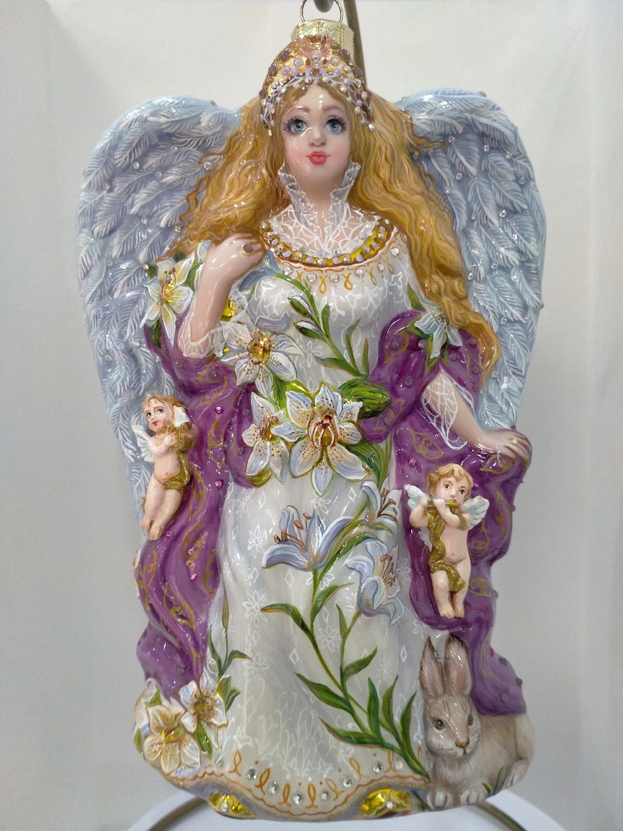 Ангел с лилиями- центральный экспонат новогодней экспозиции. 