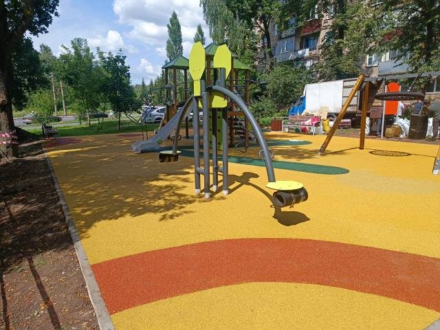 Яркая детская площадка
