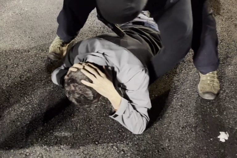 Появилось видео задержания ржевского предпринимателя с контрафактом на 2 миллиона рублей