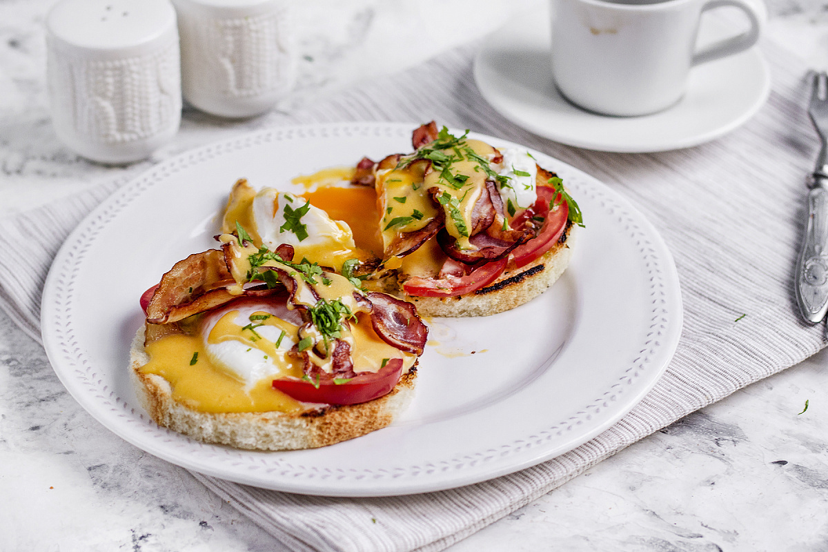 Яйцо Бенедикт с беконом, томатами и соусом Голландез