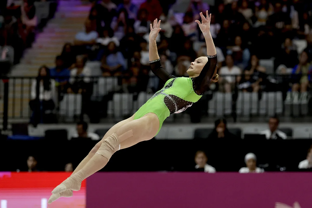 Ангелина Мельникова во время выступления в индивидуальном многоборье среди женщин на чемпионате мира по спортивной гимнастике. (Фото Mast Irha /EPA)
