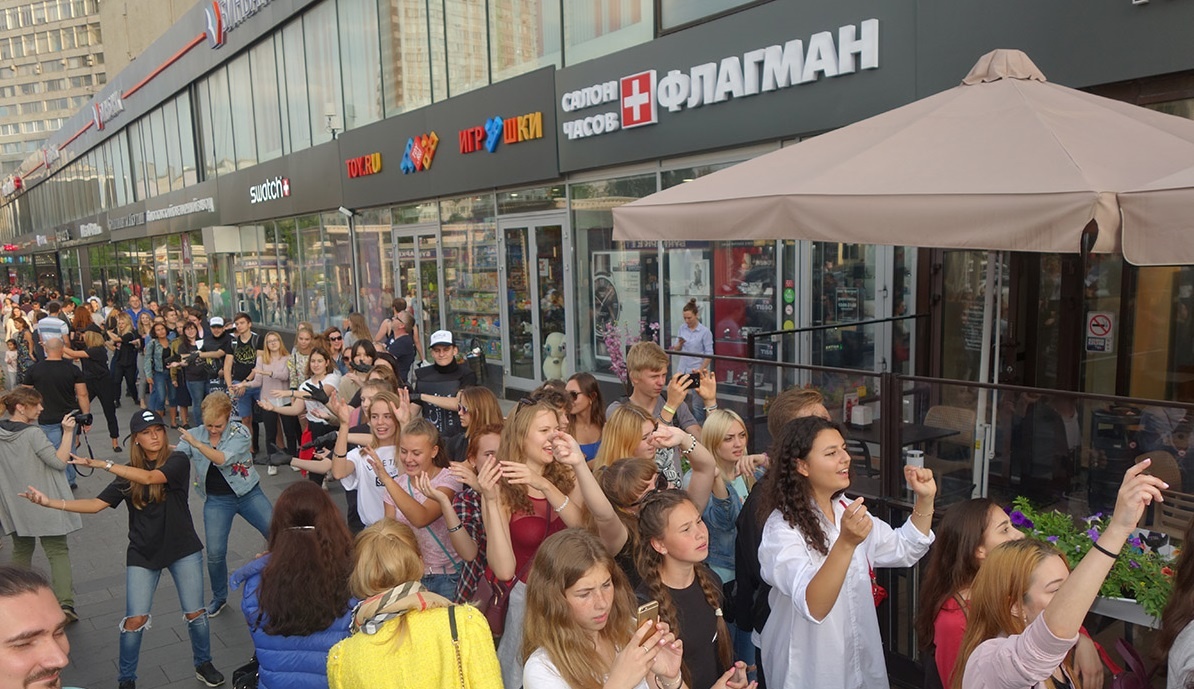 Люди в танцующей очереди