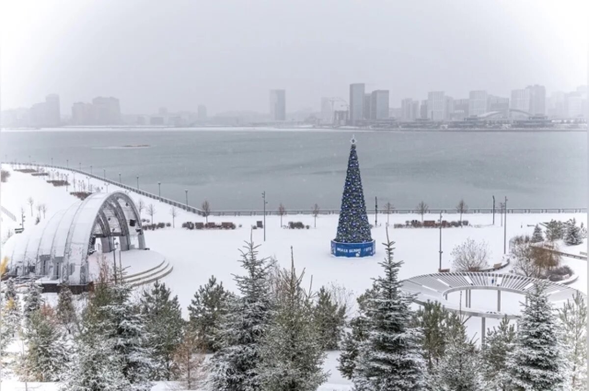    В центре Казани установили новогоднюю ёлку в «вязаном» стиле