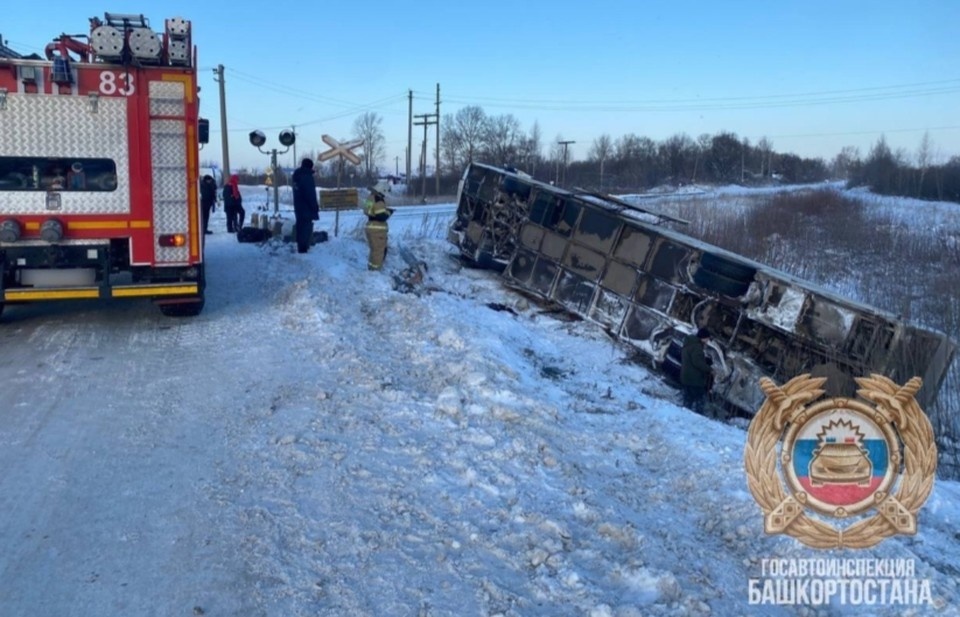    На выезде из деревни Воробьево перевернулся «Мерседес», перевозивший 16 пассажиров.