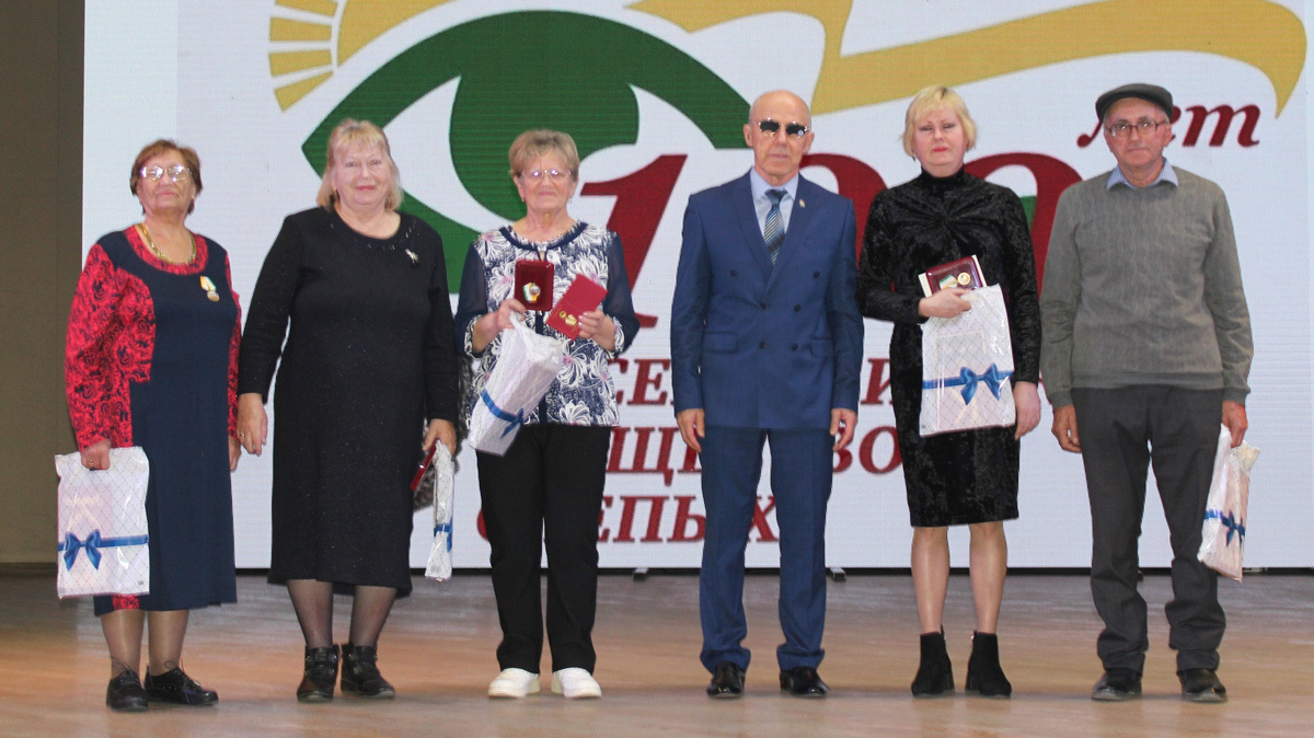 Момент церемонии награждения членов ВОС