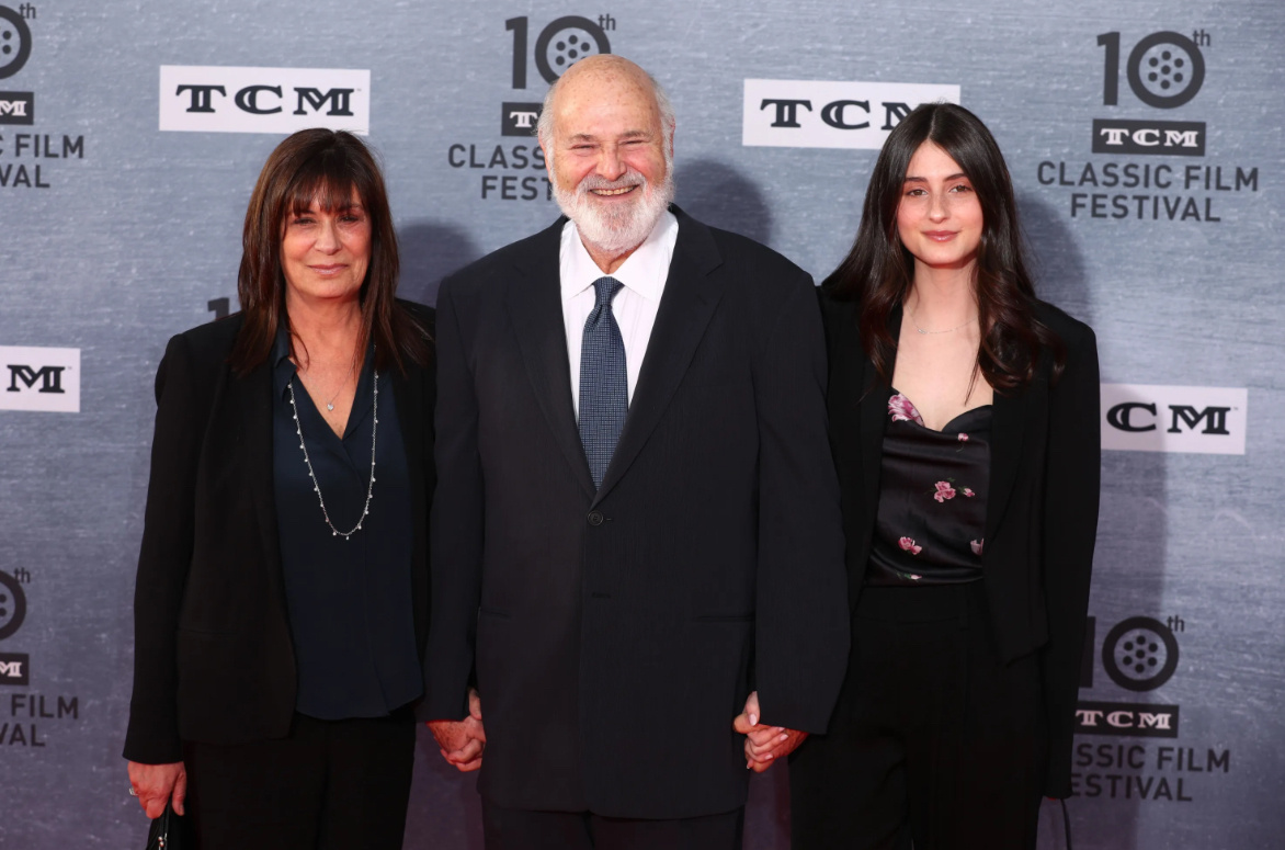 Роб Райнер с женой Мишель Сингер Райнер (слева) и дочерью Рони Райнер на Классическом кинофестивале TCM 2019 года в Голливуде.