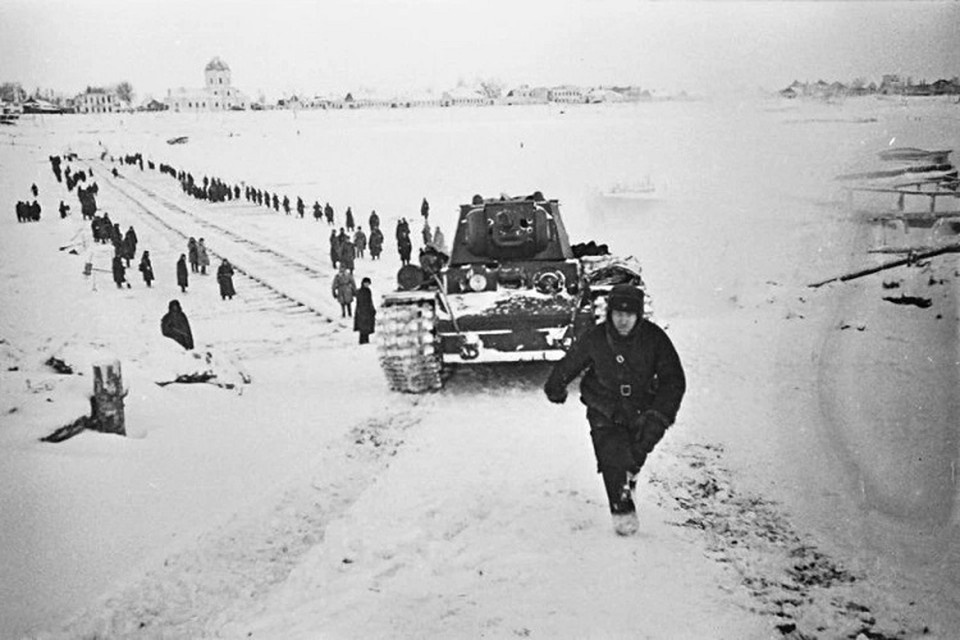    Наши в городе! Танк КВ-1 8-й бригады на переправе через Волгу в Калинине. Фото: waralbum.ru/Борис Вдовенко