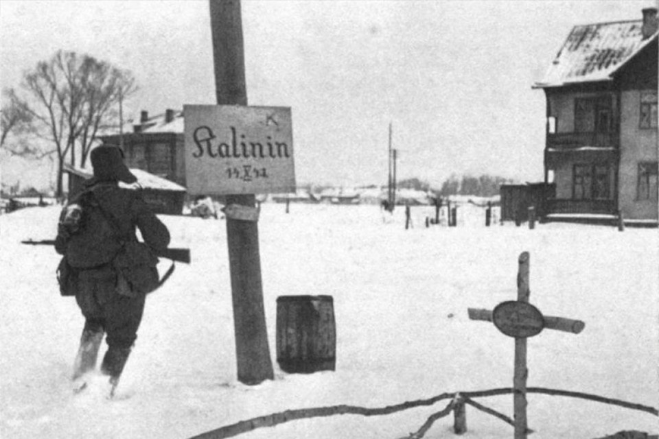    Советский солдат у немецкой таблички на окраине Калинина. Фото: waralbum.ru