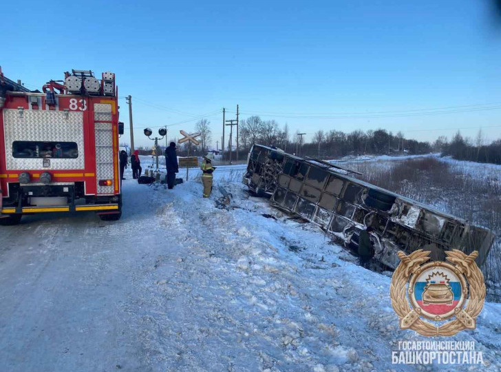 Автобус с 16 вахтовиками врезался в опору и опрокинулся в Башкирии – есть пострадавшие