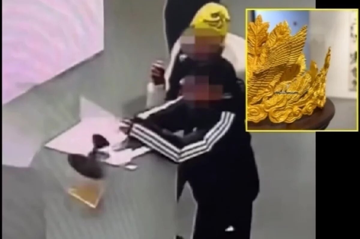    Ребенок случайно опрокинул и разбил древнюю корону в музее Китая