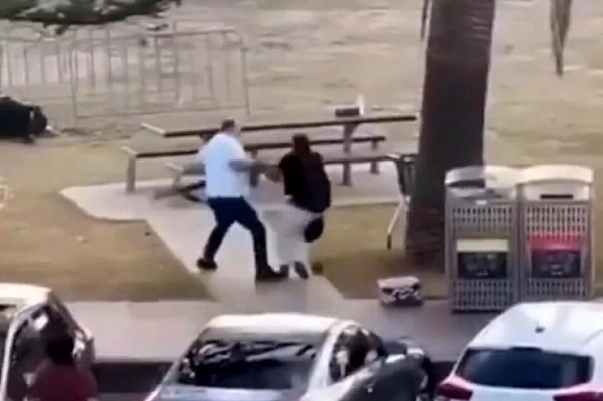    Страшный теракт в Австралии, унесший жизни 15 человек, закончился бы еще трагичнее, если б не вмешательство случайного прохожего.