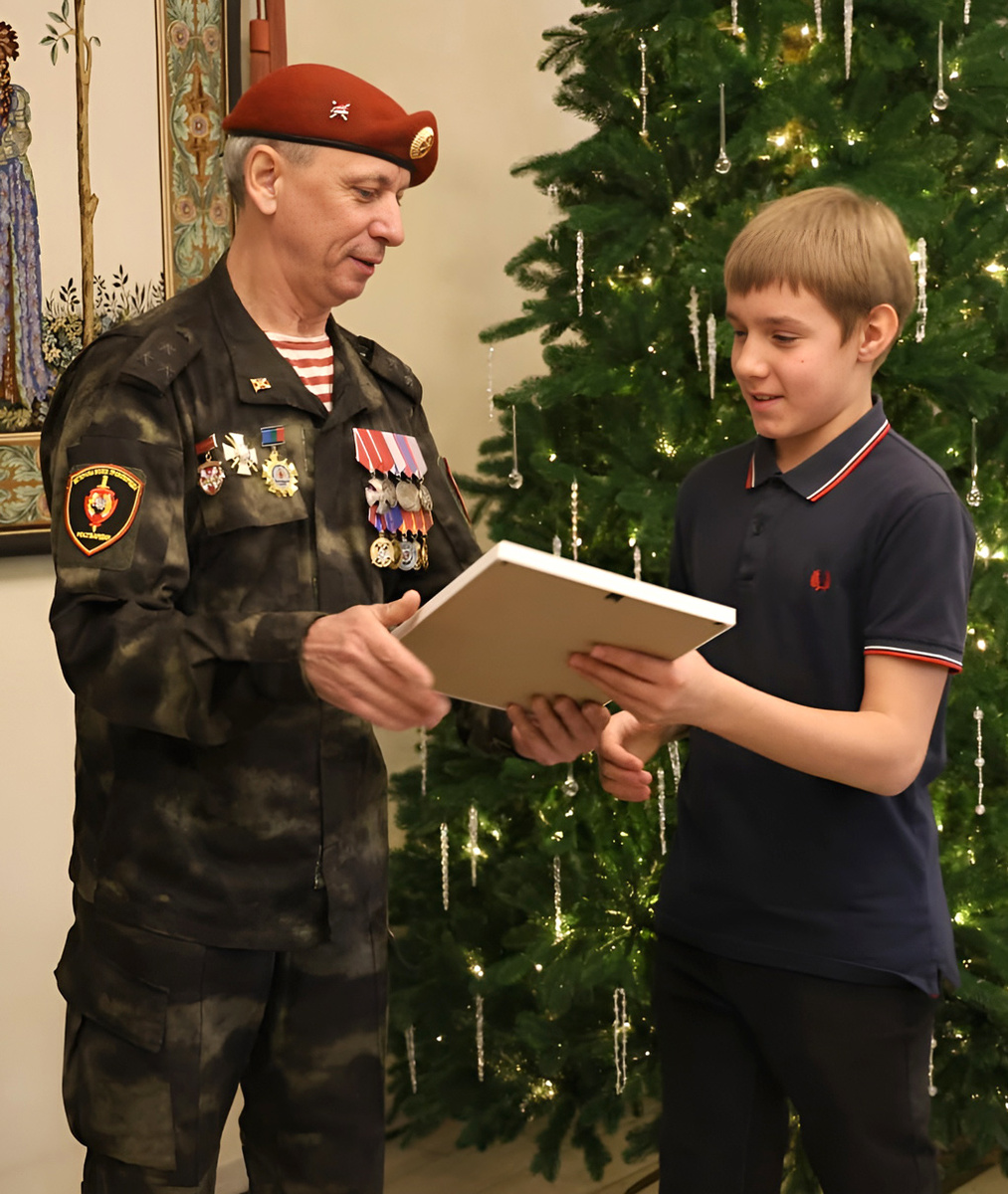 Василий Попов вручает награду Богдану Колтыге