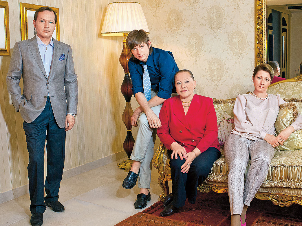 Раиса Рязанова с внуком, невесткой и сыном