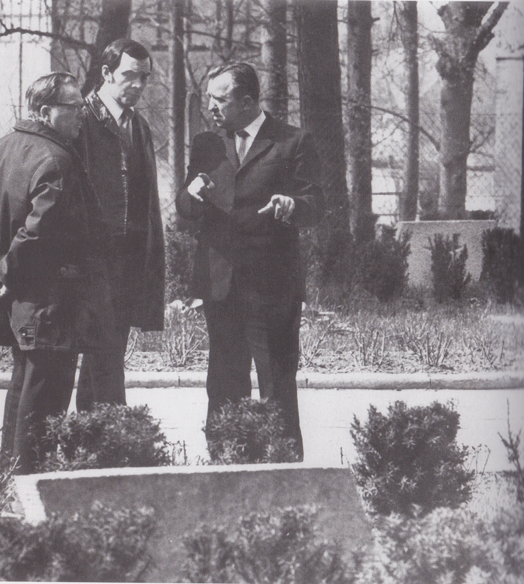 Муслим Магомаев на могиле отца в польском городе Хойна