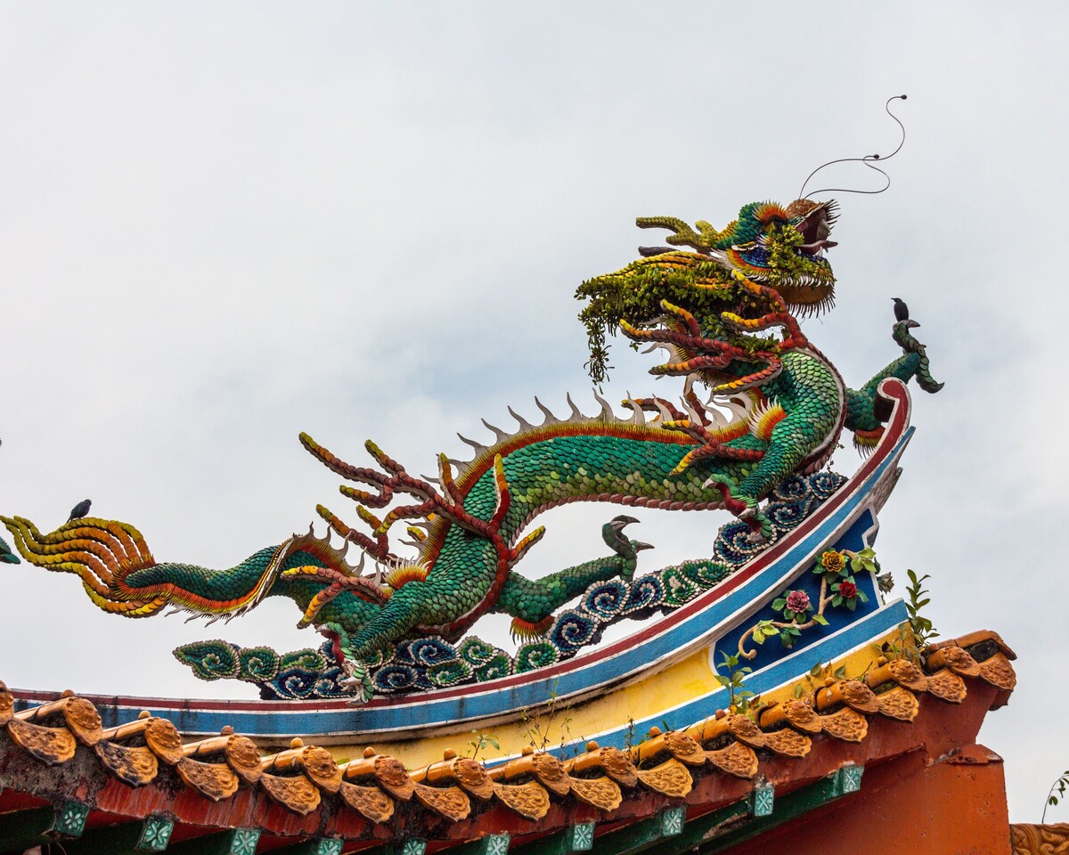 Храм Тянь Хоу (Thean Hou Temple) — фигурная статуя китайского дракона на крыше