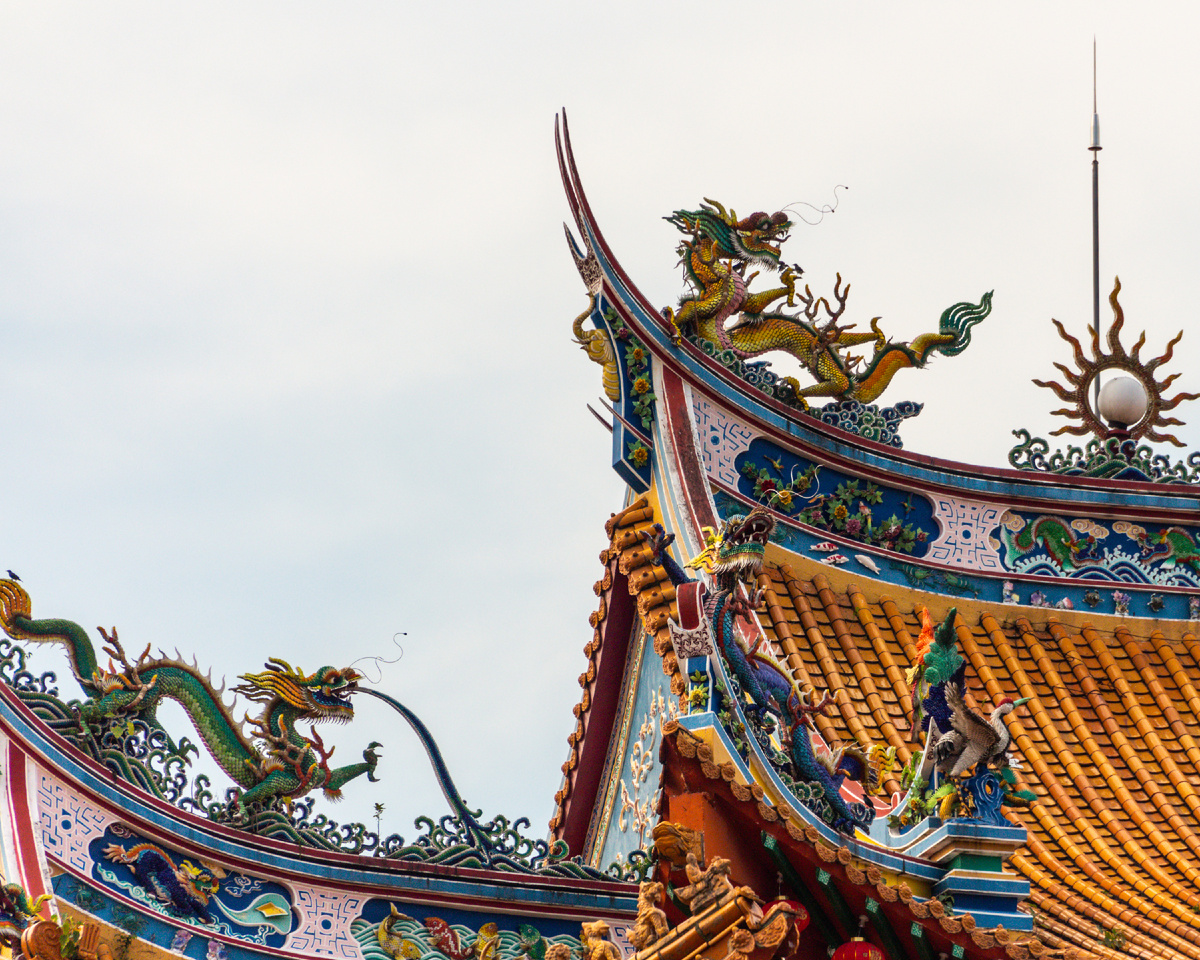 Храм Тянь Хоу (Thean Hou Temple) — фигурная статуя китайского дракона на крыше