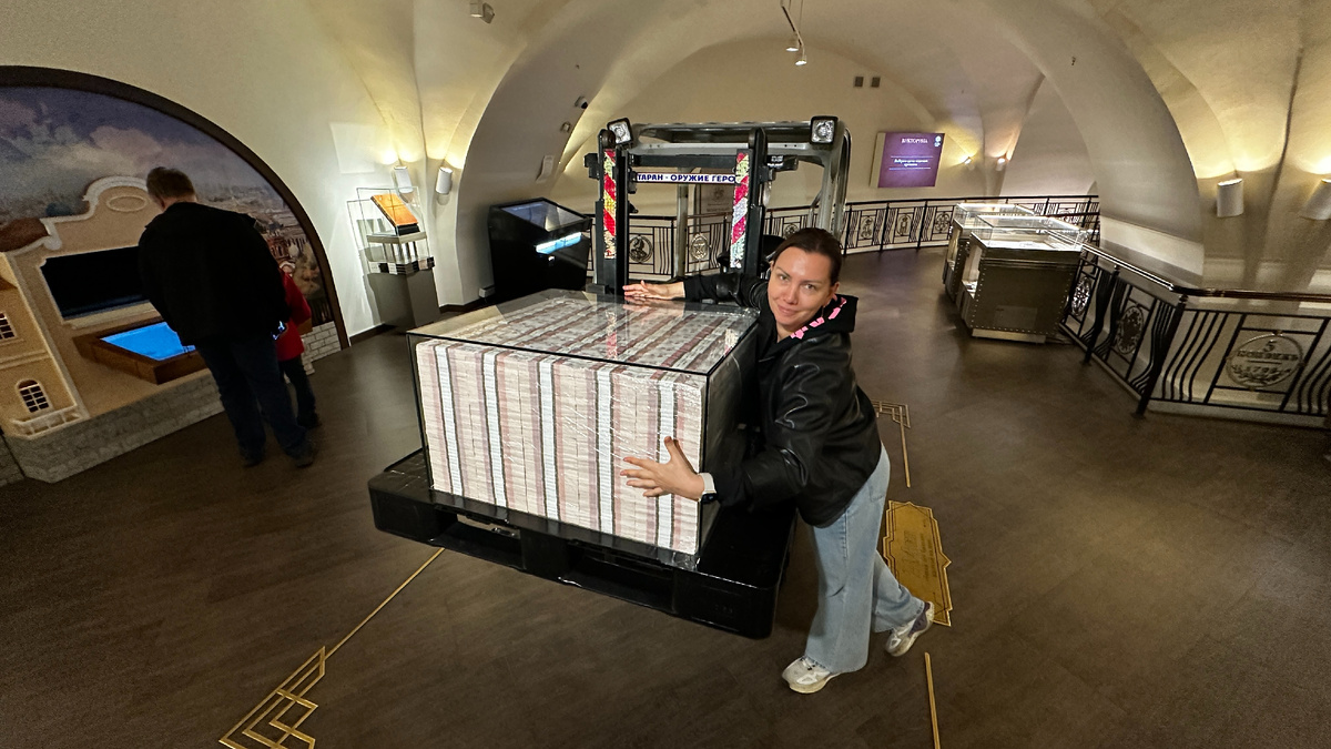 Это в пятитысячных миллиард) Питеру привет! Это ваш монетный двор, если не были - советую, а то вы так гордитесь наличием музеев, а рассказываем вам о них мы - туристы) 