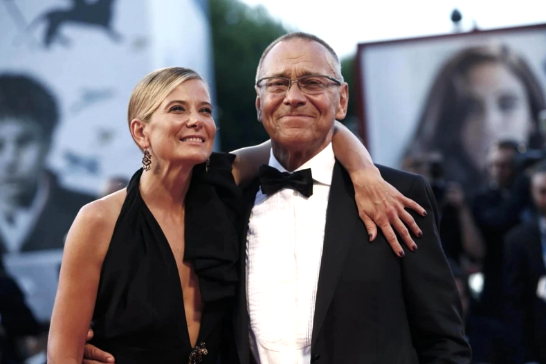 на фото Андрей Кончаловский и Юлия Высоцкая