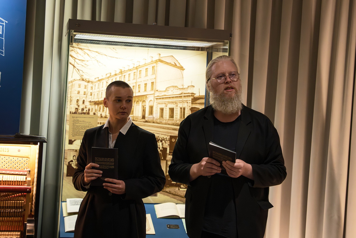    Драматург Елена Растянис и режиссёр Иван Кустов на премьере спектакля "Кама. Фабрика". © Никита Лимонов