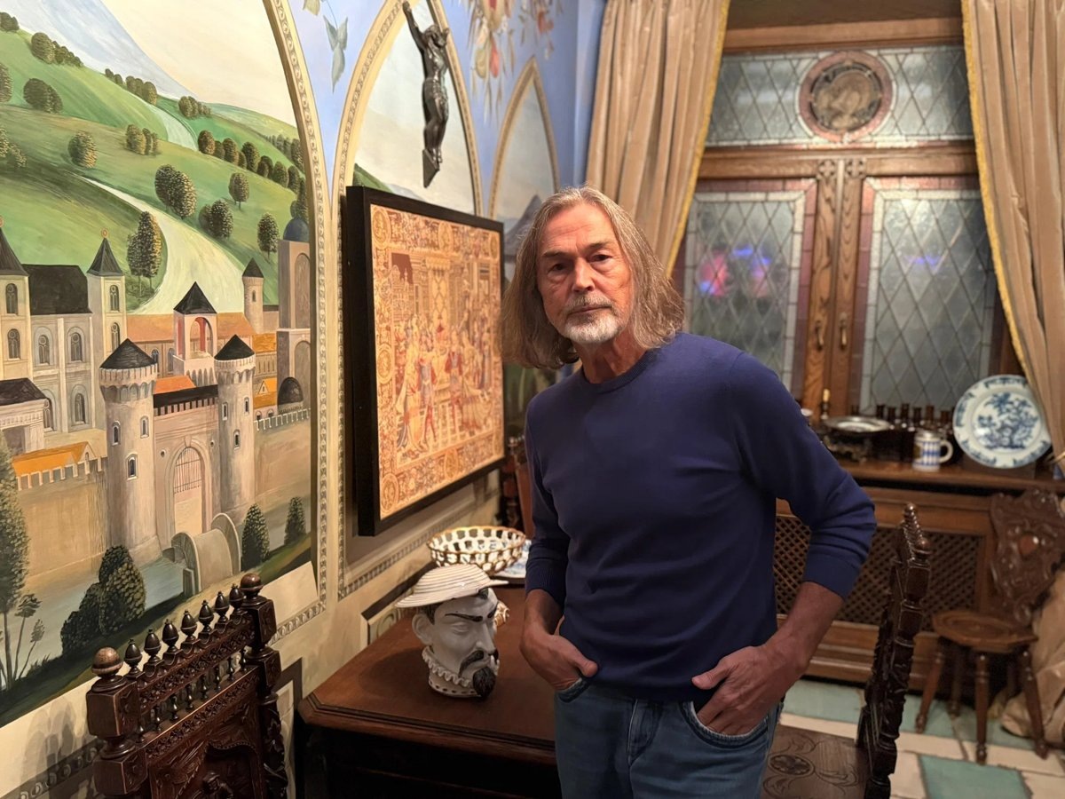  Нас стенах квартиры Никаса везде развешаны картины