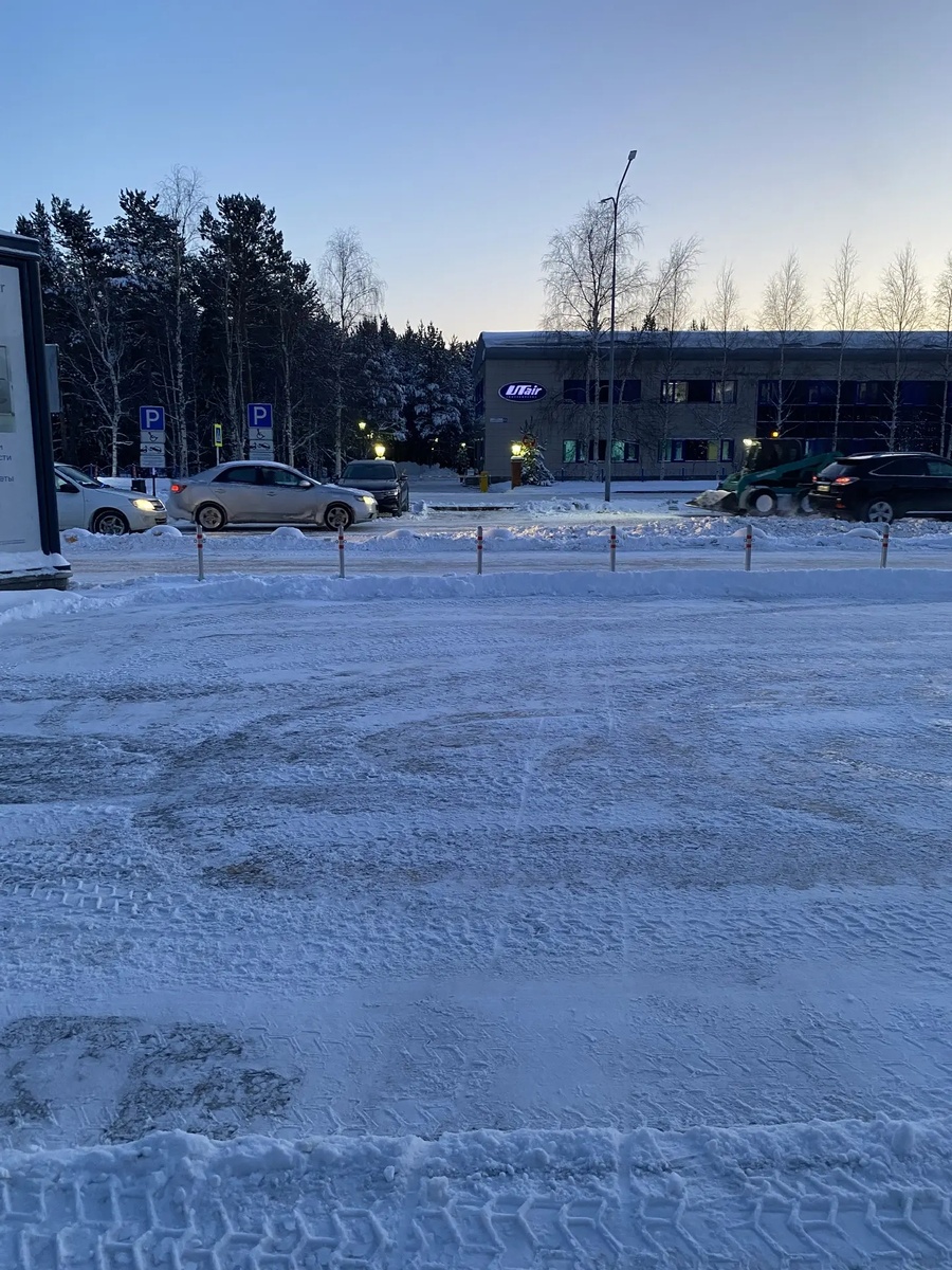 Муж тем временем в Сургуте, ждет самолет