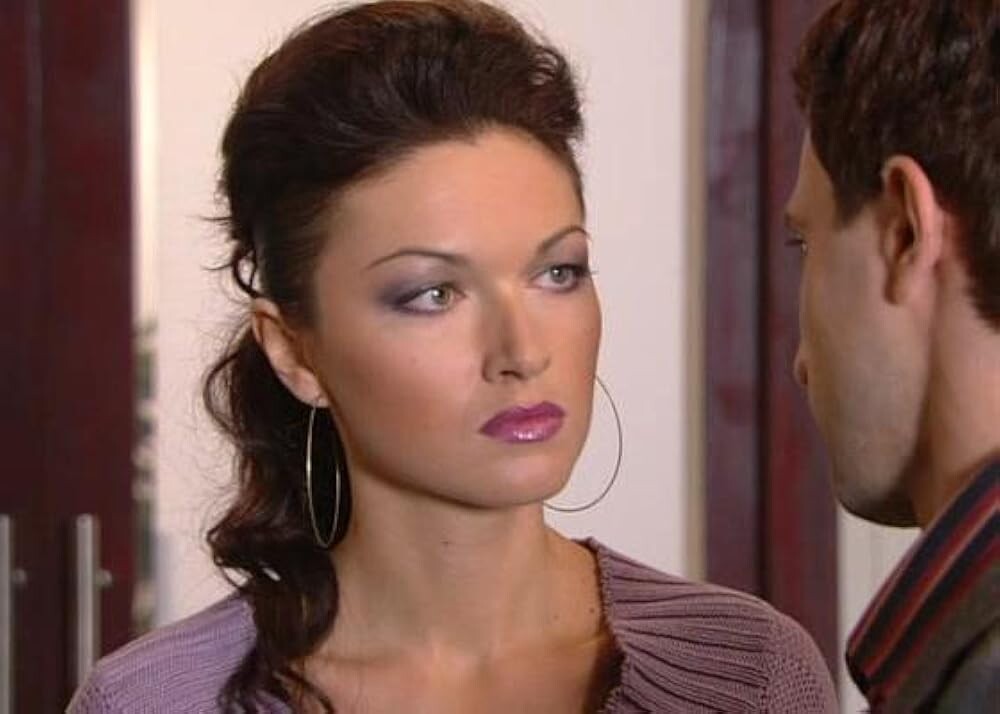 Кадр из т/с "Не родись красивой (2005-2006). Режиссёры Александр Назаров, Сергей Пикапов и др., "Амедиа"