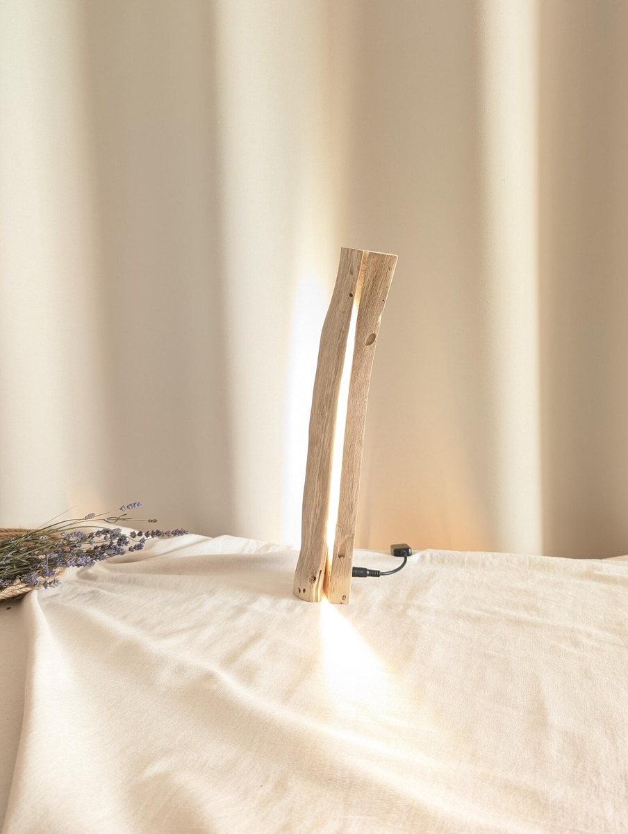 Настольная лампа из дуба ручной работы