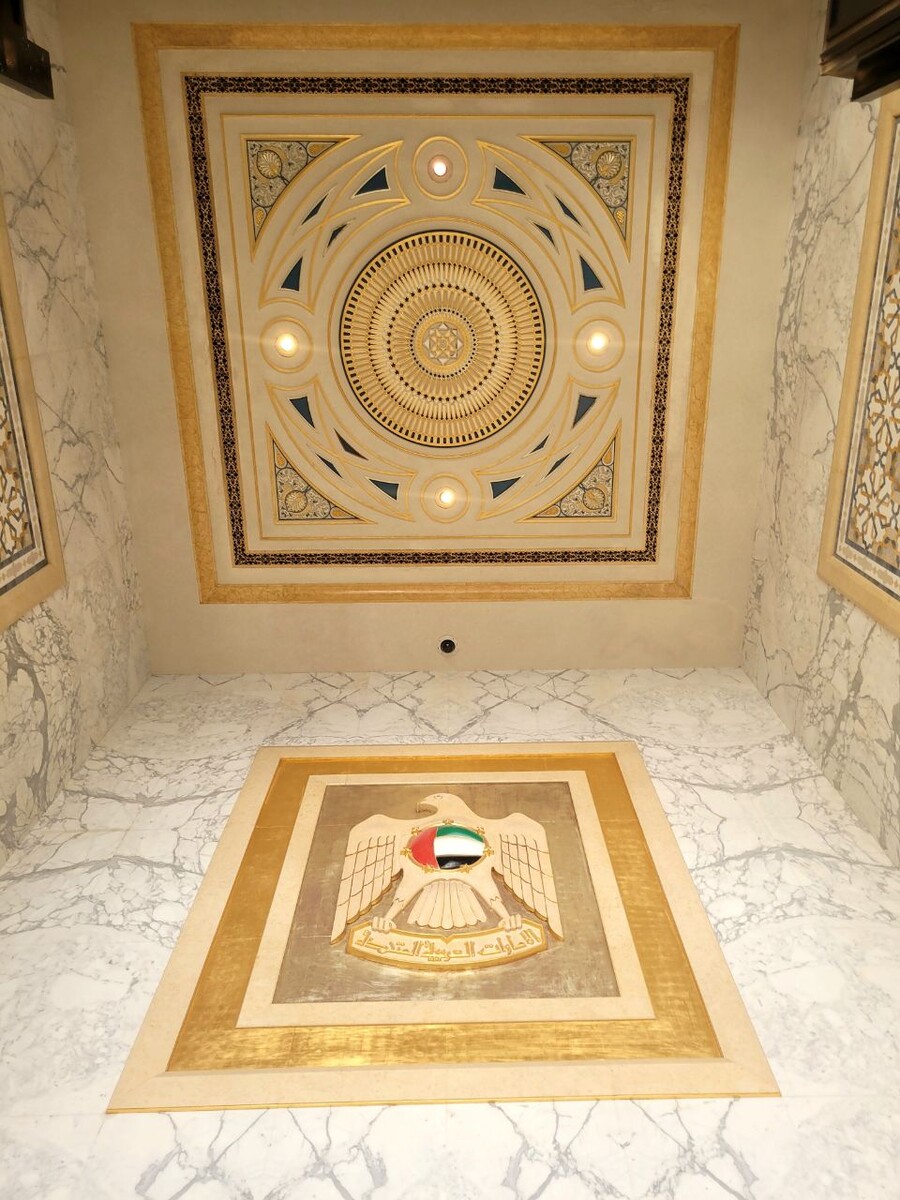 Входя в Президентский дворец Абу-Даби, посетитель видит это
