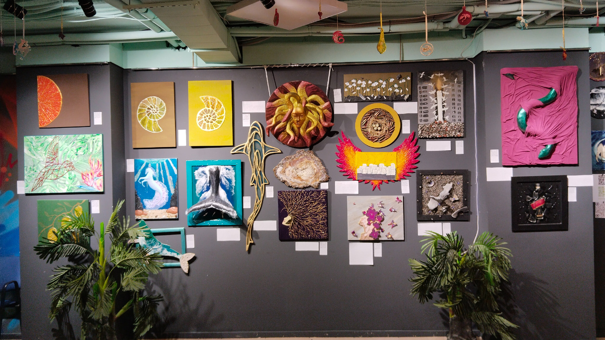 Часть выставки, работы с которой мы показываем. 