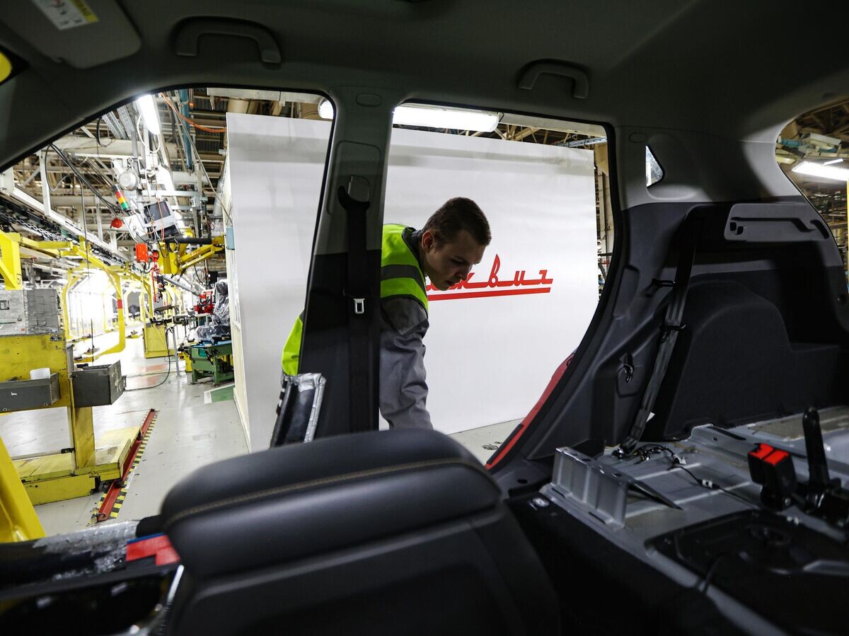    Мелкоузловая сборка кроссовера "Москвич 3" на линии завода "Москвич | © РИА Новости / Павел Львов