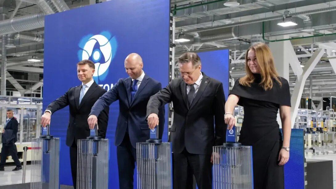 Росатом запустил первую в России «гигафабрику» литий-ионных накопителей энергии.
Фото:
АО «ТВЭЛ» / Росатом