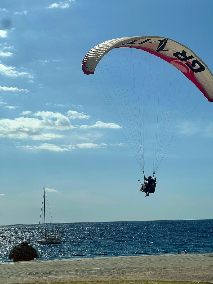 Парапланерист.